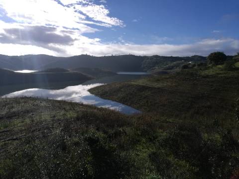 TERRENO COM 27.600 M2 - JUNTO AO LAGO - POSSIBILIDADE DE CONSTRUIR APOIO AGRICOLA - ALCARIAS GRANDES - CASTRO MARIM - ALGARVE