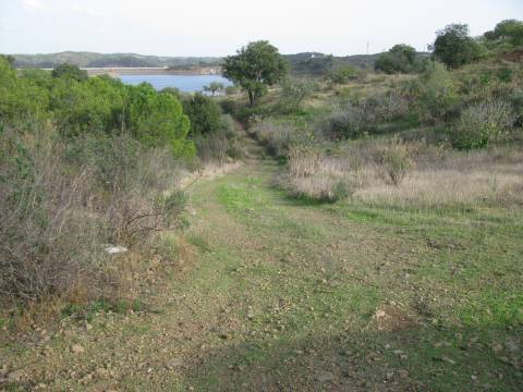TERRENO COM 27.600 M2 - JUNTO AO LAGO - POSSIBILIDADE DE CONSTRUIR APOIO AGRICOLA - ALCARIAS GRANDES - CASTRO MARIM - ALGARVE