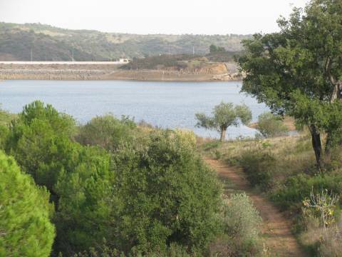 TERRENO COM 27.600 M2 - JUNTO AO LAGO - POSSIBILIDADE DE CONSTRUIR APOIO AGRICOLA - ALCARIAS GRANDES - CASTRO MARIM - ALGARVE