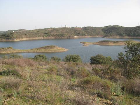 TERRENO COM 27.600 M2 - JUNTO AO LAGO - POSSIBILIDADE DE CONSTRUIR APOIO AGRICOLA - ALCARIAS GRANDES - CASTRO MARIM - ALGARVE