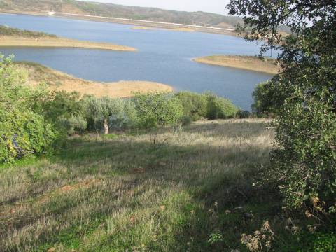 TERRENO COM 27.600 M2 - JUNTO AO LAGO - POSSIBILIDADE DE CONSTRUIR APOIO AGRICOLA - ALCARIAS GRANDES - CASTRO MARIM - ALGARVE