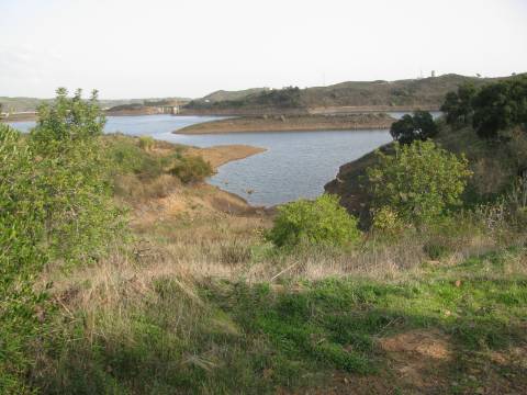 TERRENO COM 27.600 M2 - JUNTO AO LAGO - POSSIBILIDADE DE CONSTRUIR APOIO AGRICOLA - ALCARIAS GRANDES - CASTRO MARIM - ALGARVE