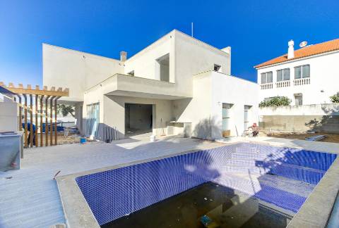Moradia Isolada V4 com Piscina em Construção
