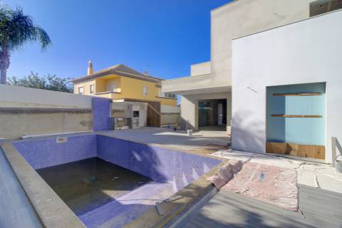 Moradia Isolada V4 com Piscina em Construção