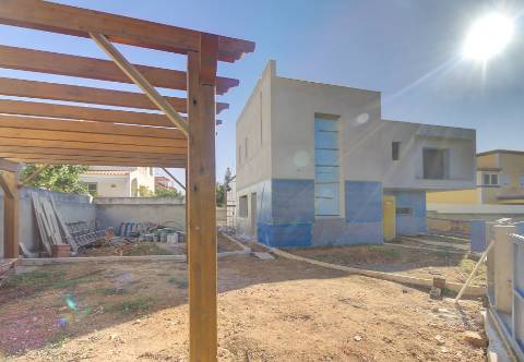 Moradia Isolada V4 com Piscina em Construção