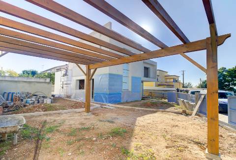 Moradia Isolada V4 com Piscina em Construção