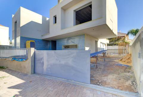 Moradia Isolada V4 com Piscina em Construção