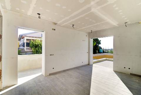 Moradia Isolada V4 com Piscina em Construção