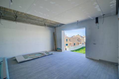 Moradia Isolada V4 com Piscina em Construção