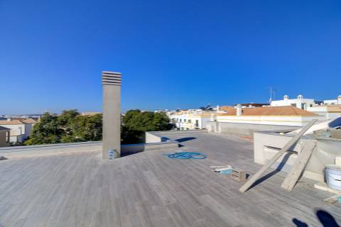 Moradia Isolada V4 com Piscina em Construção