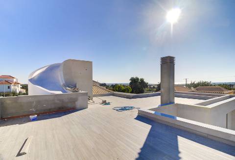 Moradia Isolada V4 com Piscina em Construção