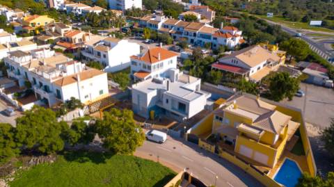 Moradia Isolada V4 com Piscina em Construção