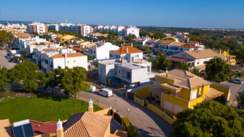 Moradia Isolada V4 com Piscina em Construção