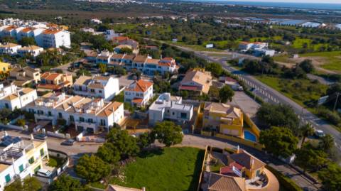 Moradia Isolada V4 com Piscina em Construção