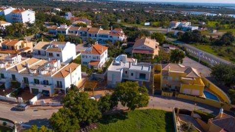 Moradia Isolada V4 com Piscina em Construção