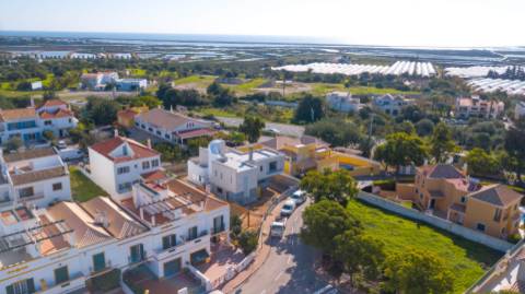 Moradia Isolada V4 com Piscina em Construção