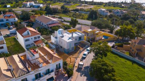 Moradia Isolada V4 com Piscina em Construção