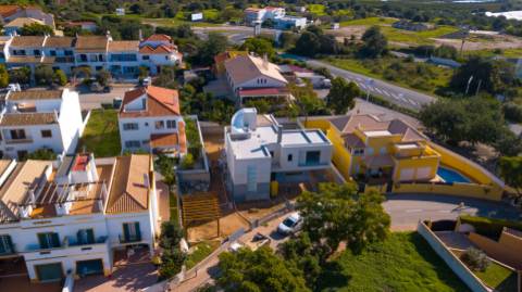 Moradia Isolada V4 com Piscina em Construção