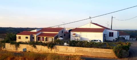MORADIA V3 COM GARAGEM VINHA EIRA E TERRENO COM 2100 m2 - NA ALDEIA DA CORTE DO GAGO - CASTRO MARIM - ALGARVE
