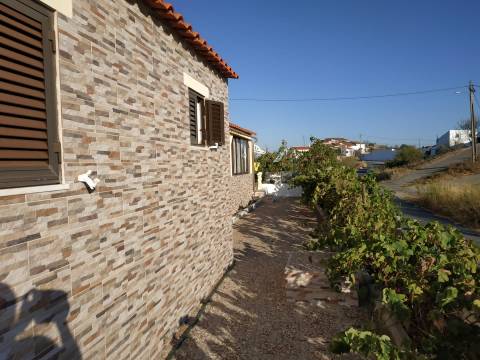 MORADIA V3 COM GARAGEM VINHA EIRA E TERRENO COM 2100 m2 - NA ALDEIA DA CORTE DO GAGO - CASTRO MARIM - ALGARVE