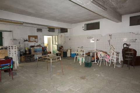 Edifício térreo na serra algarvia destinado a armazéns e atividade industrial