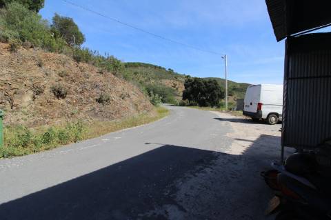 Edifício térreo na serra algarvia destinado a armazéns e atividade industrial