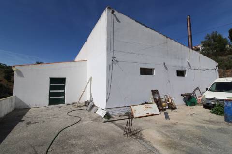 Edifício térreo na serra algarvia destinado a armazéns e atividade industrial