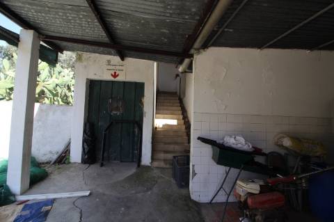 Edifício térreo na serra algarvia destinado a armazéns e atividade industrial