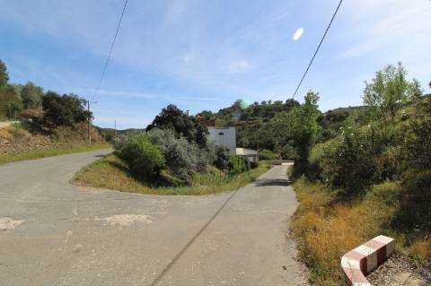 Edifício térreo na serra algarvia destinado a armazéns e atividade industrial