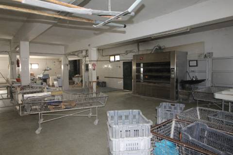 Edifício térreo na serra algarvia destinado a armazéns e atividade industrial