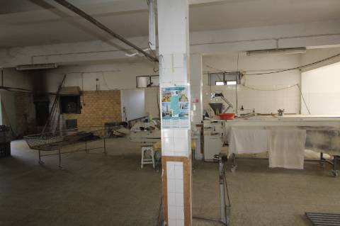 Edifício térreo na serra algarvia destinado a armazéns e atividade industrial