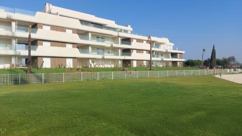 Moradia T3 Unifamiliar Geminada com Jardim Privativo e Três Terraços em Isla de Canela, 'Ayamonte' Pueblo, Espanha.