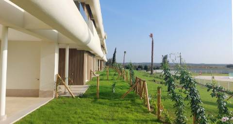 Moradia T3 Unifamiliar Geminada com Jardim Privativo e Três Terraços em Isla de Canela, 'Ayamonte' Pueblo, Espanha.