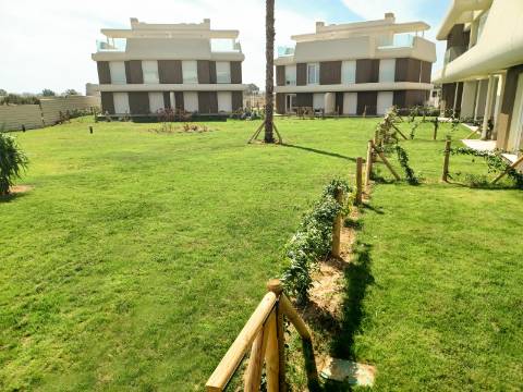 Moradia T3 Unifamiliar Geminada com Jardim Privativo e Três Terraços em Isla de Canela, 'Ayamonte' Pueblo, Espanha.