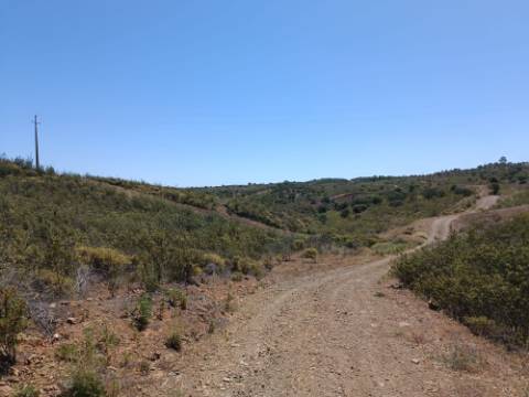 TERRENO COM 34.700 M2 - POSSIBILIDADES DE CONSTRUIR UM ARMAZEM - PRÓXIMO A CHOÇA QUEIMADA EM CASTRO MARIM - ALGARVE