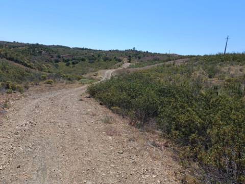 TERRENO COM 34.700 M2 - POSSIBILIDADES DE CONSTRUIR UM ARMAZEM - PRÓXIMO A CHOÇA QUEIMADA EM CASTRO MARIM - ALGARVE