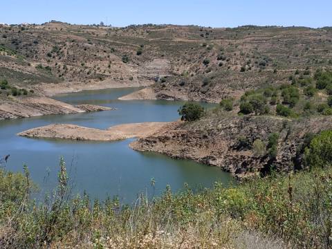 TERRENO COM 20 HECTARES - JUNTO AO LAGO - POSSIBILIDADE DE CONSTRUÇÃO - TURISMO - CORTE DO GAGO - CASTRO MARIM - ALGARVE