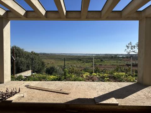 Moradia moderna de excelência T3 isolada com piscina e vistas deslumbrantes.