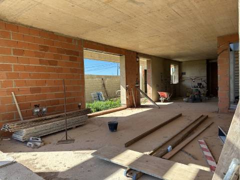 Moradia moderna de excelência T3 isolada com piscina e vistas deslumbrantes.