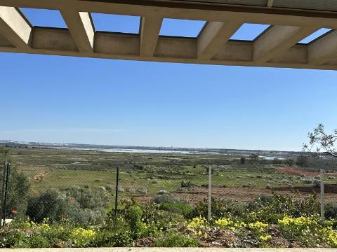 Moradia moderna de excelência T3 isolada com piscina e vistas deslumbrantes.