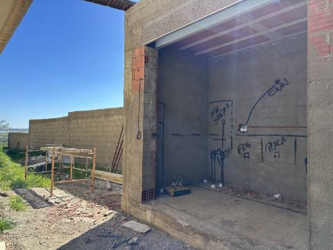 Moradia moderna de excelência T3 isolada com piscina e vistas deslumbrantes.