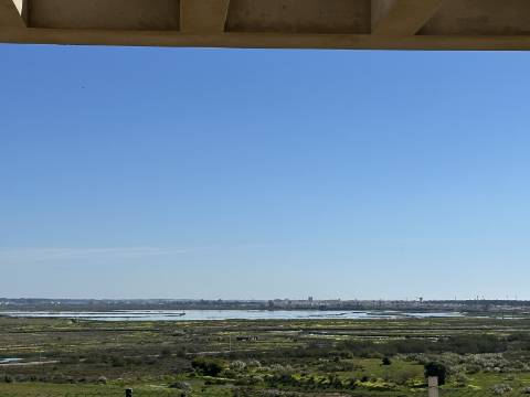 Moradia moderna de excelência T3 isolada com piscina e vistas deslumbrantes.