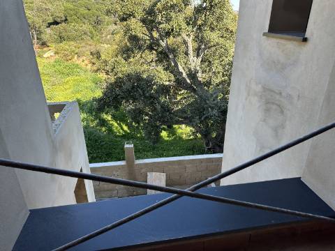 Moradia moderna de excelência T3 isolada com piscina e vistas deslumbrantes.