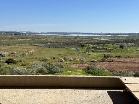 Moradia moderna de excelência T3 isolada com piscina e vistas deslumbrantes.