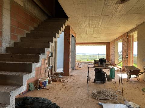 Moradia moderna de excelência T3 isolada com piscina e vistas deslumbrantes.