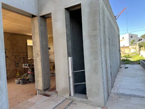 Moradia moderna de excelência T3 isolada com piscina e vistas deslumbrantes.