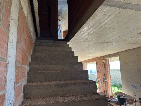 Moradia moderna de excelência T3 isolada com piscina e vistas deslumbrantes.