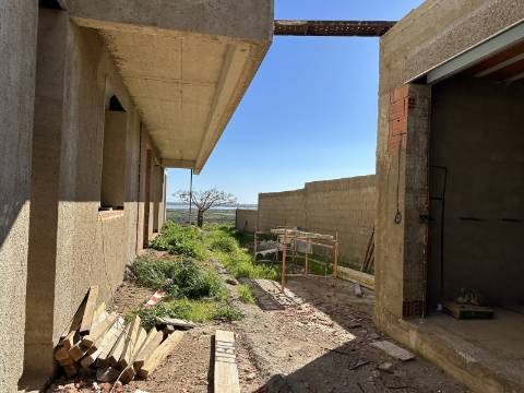 Moradia moderna de excelência T3 isolada com piscina e vistas deslumbrantes.