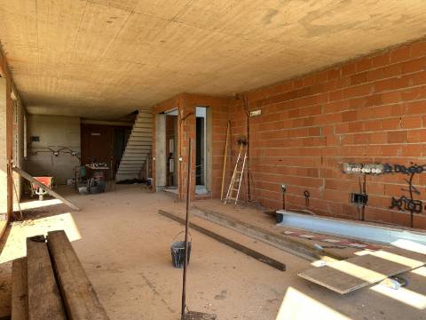 Moradia moderna de excelência T3 isolada com piscina e vistas deslumbrantes.