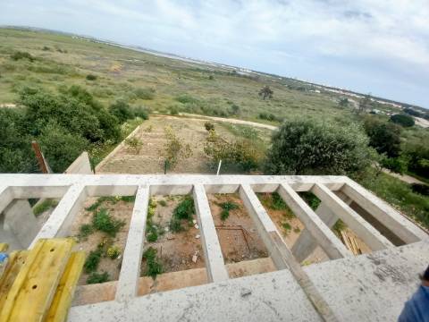 Moradia moderna de excelência T3 isolada com piscina e vistas deslumbrantes.